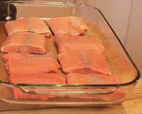 Foto del paso 3 de la receta: Salmón al horno con guarnición