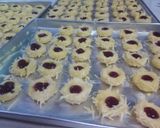 Foto langkah ke 3 dari resep Thumbprint cookies whit cheese (selai stawberry+blueberry).