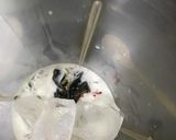A picture of step 2 of Pan and Chocolate milkshake.