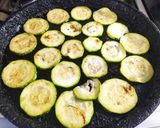 Foto del paso 1 de la receta: Tortilla de zucchinis Ali