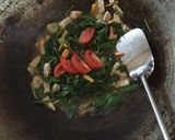 Foto langkah ke 5 dari resep Tumis Kangkung Campur.