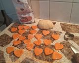 Foto del paso 5 de la receta: Galletitas corazón de chocolate y anaranjadas