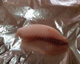 Foto del paso 3 de la receta: Filete de pescado con pasta de aceitunas, tomate y alcaparras