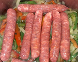 Foto del paso 2 de la receta: Longanizas al vino con pimientos