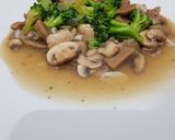 Foto langkah ke 3 dari resep Tumis jamur kancing brokoli saus tiram.