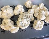 Une image de l'étape 1 de Gratin de chou-fleur au bouillon de crevettes et emmental.