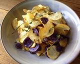 A picture of step 5 of Homemade herb-fried potato chips.