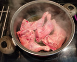 Foto del paso 1 de la receta: Pollo en pepitoria