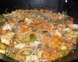Foto del paso 4 de la receta: Salteado al wok de vegetales, pescado y pasta