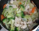 รูปขั้นตอนการทำที่ 2 ของ ซุปผักและสันในไก่