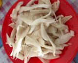 Foto langkah ke 1 dari resep Tumis Jamur Sosis Saus Tiram Masakan Ala Anak Kos.