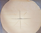 Foto del paso 1 de la receta: Rosca de hojaldre con jamón, bacon y queso
