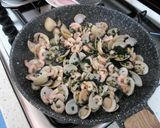 Foto del passaggio 3 della ricetta Riso Venere con Vongole e Gamberetti
