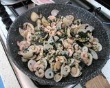 Foto del passaggio 3 della ricetta Riso Venere con Vongole e Gamberetti