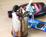 A picture of step 3 of Oreo Milkshake.