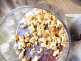 Postre individual de chocolate y caramelo