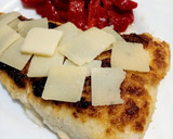 Foto del paso 2 de la receta: Filete de merluza con pimientos del piquillo y grana padano
