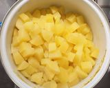 Almás-körtés csirkecomb krumplipürével recept fázis 4 fotója