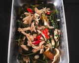 Foto langkah ke 3 dari resep Cah Kangkung Ayam Suir.