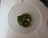 Foto del passaggio 1 della ricetta Risotto con gli asparagi e pistacchi