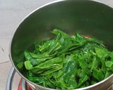 A picture of step 2 of Fried leafy spinach.
