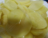 Foto del paso 1 de la receta: Huevos con patatas y jamón 😋🍽