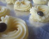 Foto langkah ke 3 dari resep Resep Kue Semprit Susu 3 Bahan Renyah Mudah dan Enak | Kue Lebaran.