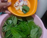 Foto langkah ke 1 dari resep Bening Bayam daun jeruk.