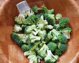 Foto del paso 1 de la receta: Ensalada de brócoli asado con frutas y aderezo de yogurt