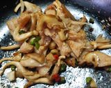 รูปขั้นตอนการทำที่ 5 ของ ผัดมันแกวทวิเห็ด Yam bean fried with 2 types of mushrooms
