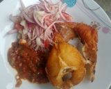Une image de l'étape 7 de Poisson Frit avec Salade Croquante et Sauce Pimentée.