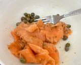 Foto del paso 2 de la receta: Ensalada de salmón y alcaparras