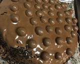 صورة لخطوة 6 من وصفة كيكة الشوكولا بصوص الجوكلت😍🍫