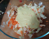 Foto del paso 4 de la receta: Ensalada de col, zanahoria y manzana con salsa de yogurt y mostaza