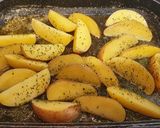 Foto langkah ke 3 dari resep Potatoes Wedges.