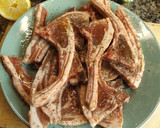 Foto del paso 1 de la receta: Chuletas de cordero a la parrilla con limón al tomillo limonero