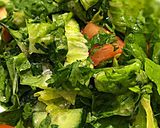 صورة لخطوة 1 من وصفة سلطة خضراء خفيفة وسريعة 🥗🥬🍅👌🏻