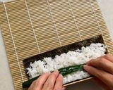 Foto del passaggio 12 della ricetta Sushi con cetriolo "Kappa-maki"