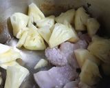 Hình bước làm 2 của món Cá diếc kho thơm chấm rau củ