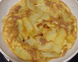 Foto langkah ke 4 dari resep Potato Cheese Omelette.