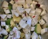 Foto del paso 3 de la receta: Ensaladilla rosa de aguacate y pepino a la menta