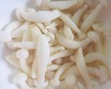Hình bước làm 1 của món Nấm xào riềng tỏi