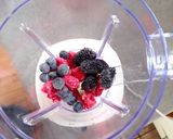 Foto del passaggio 1 della ricetta Milkshake ai frutti di bosco