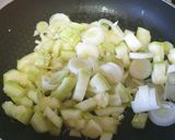 Foto del paso 1 de la receta: Tortellini de 4 Quesos con salsa de calabacín, puerro y Lacón