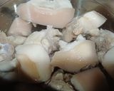 Hình bước làm 1 của món Đuôi heo hầm kim chi hành tây