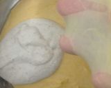 Foto langkah ke 2 dari resep Kunyit Chili Flakes Cheese Sourdough Bread (Open Bake Method).