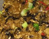 Foto langkah ke 7 dari resep Kwetiau Goreng Jamur Kuping.