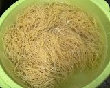 Foto langkah ke 1 dari resep Shrimp chow mein.