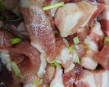 Hình bước làm 2 của món Tôm rim thịt ba chỉ