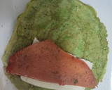 Foto del paso 3 de la receta: Crepes de espinacas con salmón y queso